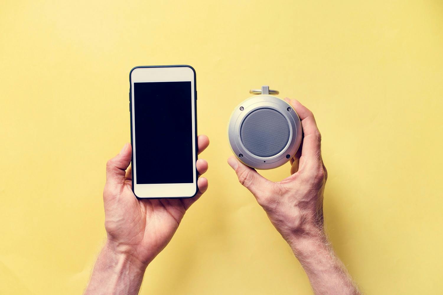 Nuori nainen kuuntelee musiikkia Bluetooth-kaiuttimesta Nuori nainen kuuntelee musiikkia Bluetooth-kaiuttimesta